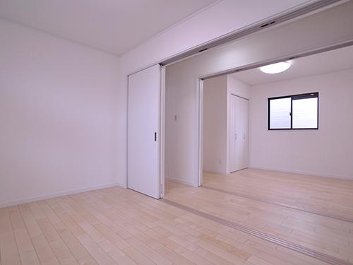 Non-living room. Western-style is used widely to remove the partition.