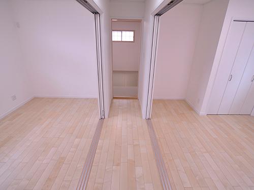 Non-living room. Private also can be secured if I close my partition.