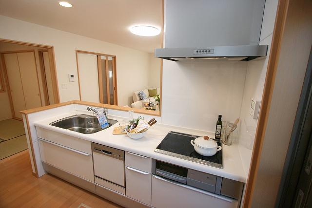 Kitchen. With built-in dishwasher