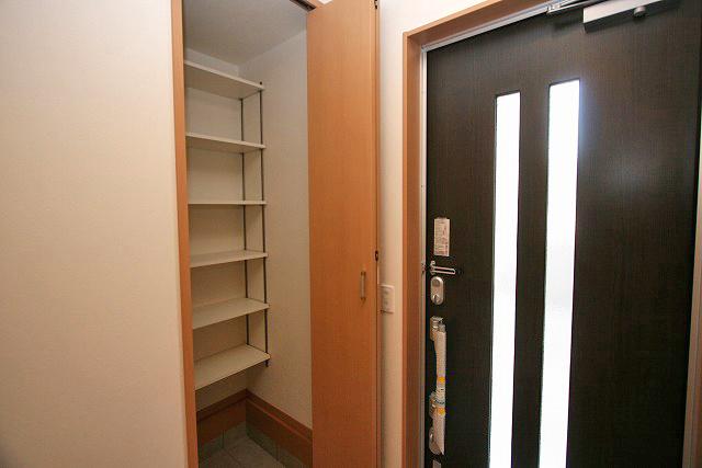 Entrance. Convenient dirt floor storage