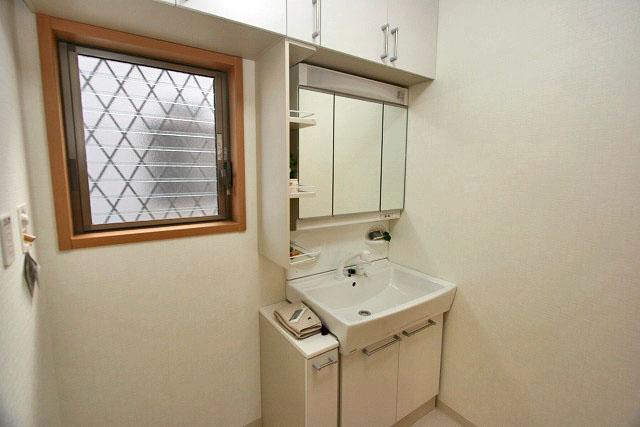 Wash basin, toilet. Shampoo dresser