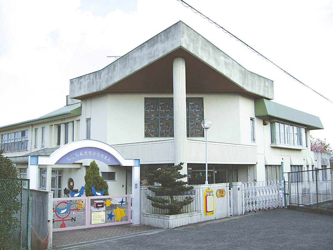 kindergarten ・ Nursery. About 4 minutes to walk 320m to the west Cinda kindergarten. Utilizing the characteristics of the area, Crabbing, Isoasobi etc., Full of fun petting
