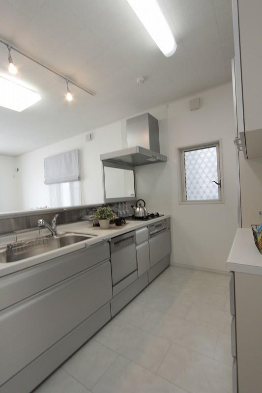 Kitchen. RC house model house (52 No. land): Silver of the kitchen is a stylish impression! Equipment has also become what shine in RC housing.
