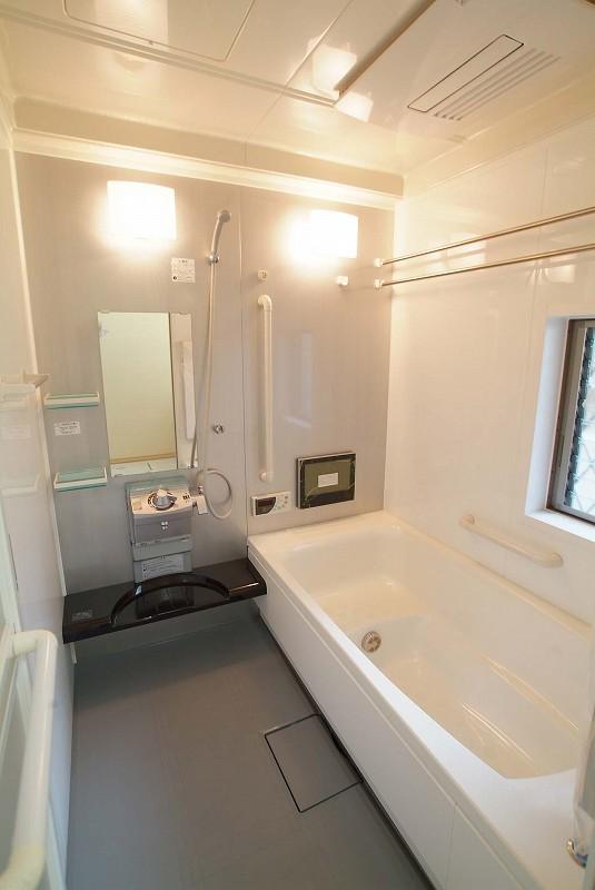 Bathroom. If you heal the fatigue of the day, After all, bath time! It drifts profound feeling, Bathroom tones and black, Likely to indulge in elegant mood. In also equipped with bathroom heater, No rainy season and winter of your laundry is also a problem!
