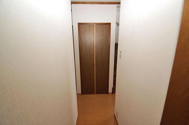 Receipt. Stairs under compartment