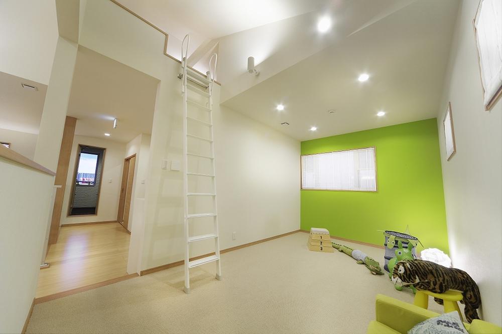 exhibition hall / Showroom. Playroom also eye arrives from mom in the kitchen. Because living is not mess up, Play full blast. Because with loft, Increasing and go toys can also be put away clean (Gallery House)