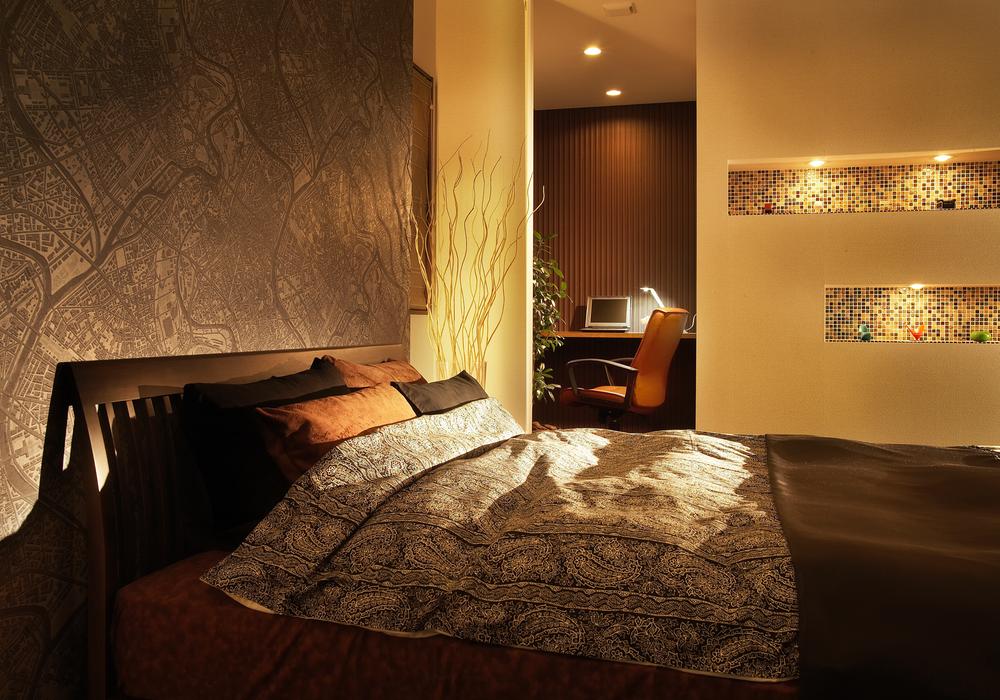 exhibition hall / Showroom. Such as wall decorations and lighted Kazaritana, Plenty of playful for relaxation. Also study and walk-in closet features have been multi-functional space (Gallery House)