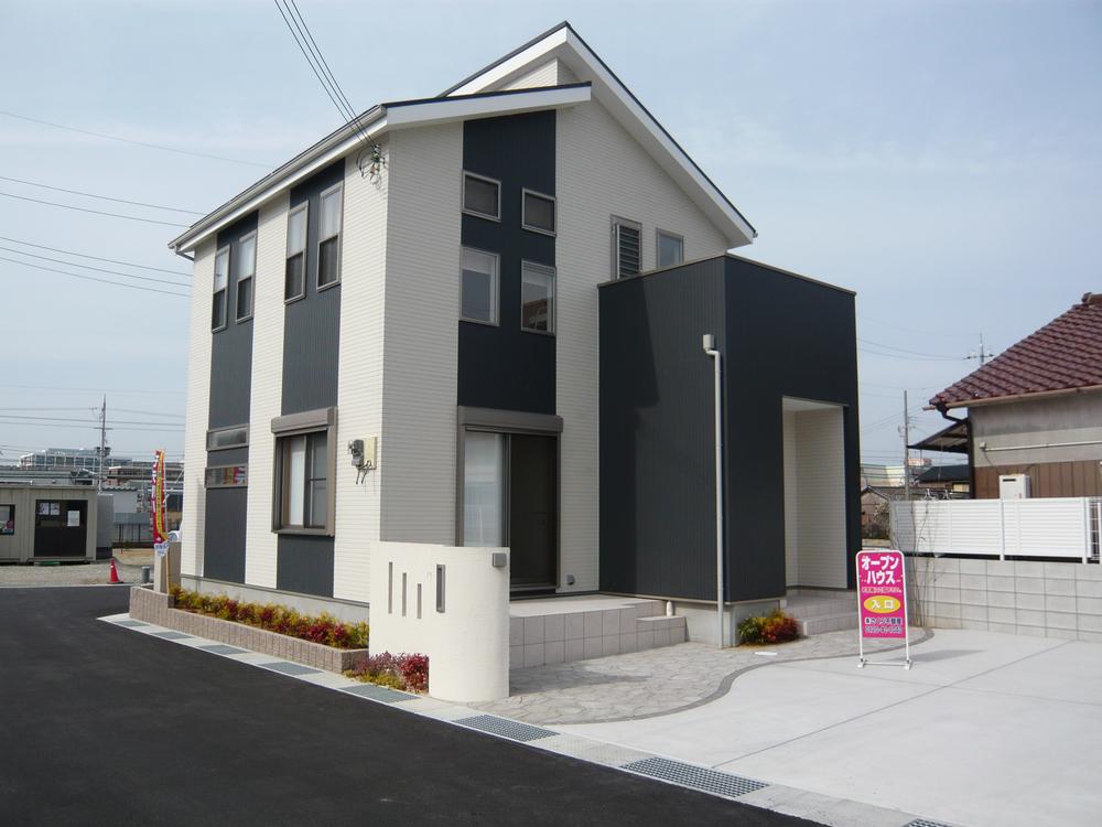 Model house photo. There is a model house near. With solar power. Heating and cooling costs can be suppressed with a jerk in "thermos" housing, Surplus electricity electricity sales also possible.
