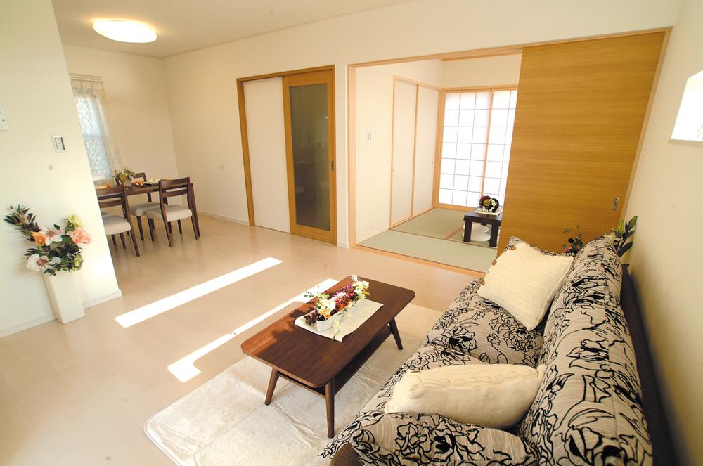 Living. The company's proposal, Room full of relaxation space. Face-to-face open kitchen of, While the cooking, Popular with families can enjoy conversation with family (taken by the company showroom)