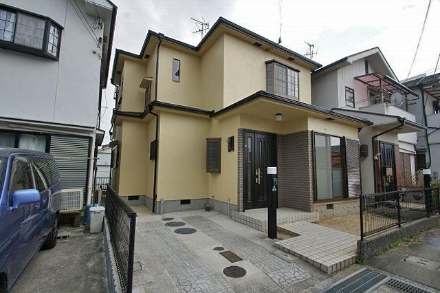 Local appearance photo. Minicars one parking OK! 