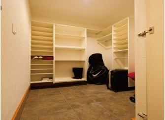 Receipt. Also neat storage big things, such as golf bags and stroller. Be housed comfortably also the whole family of shoes, Shoes cloak.