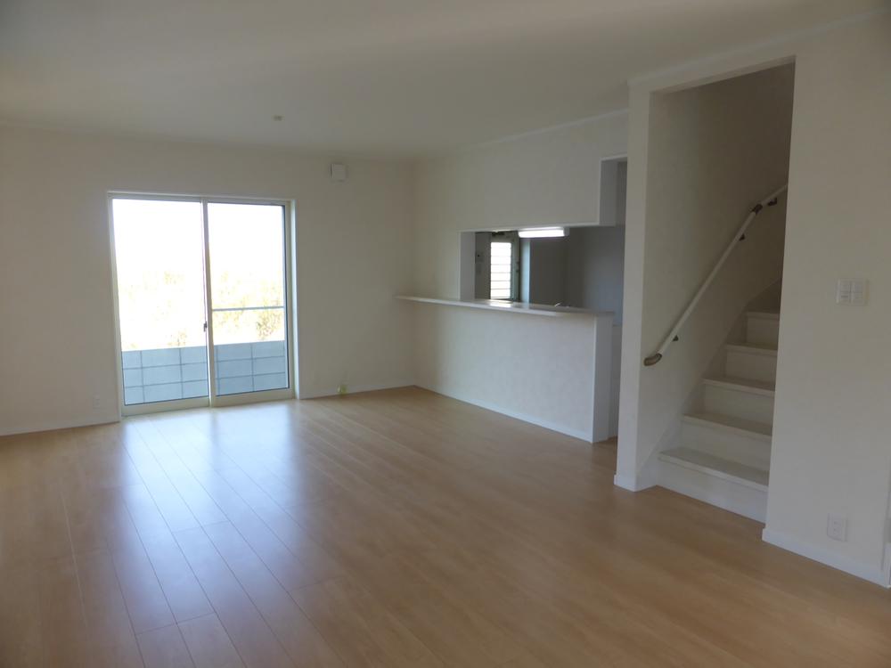 Living. Large LDK spacious space is attractive space of 23 tatami including the tatami corner