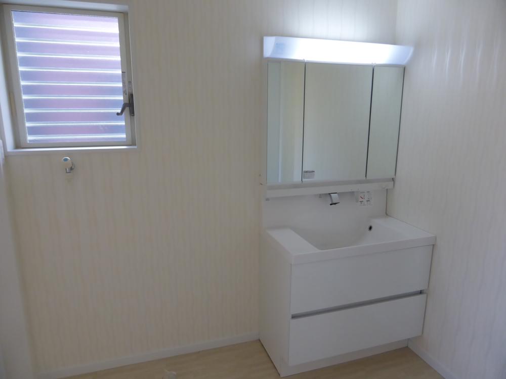 Wash basin, toilet. Large wash basin of 90cm can also ventilation because there is also a convenient window easy to use