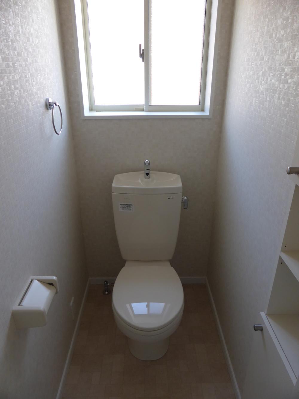 Toilet. Organize and stock area of the attached toilet fixtures of the storage rack, It can also be used as a display shelf