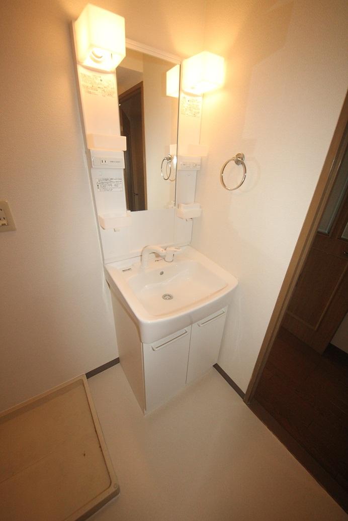 Wash basin, toilet