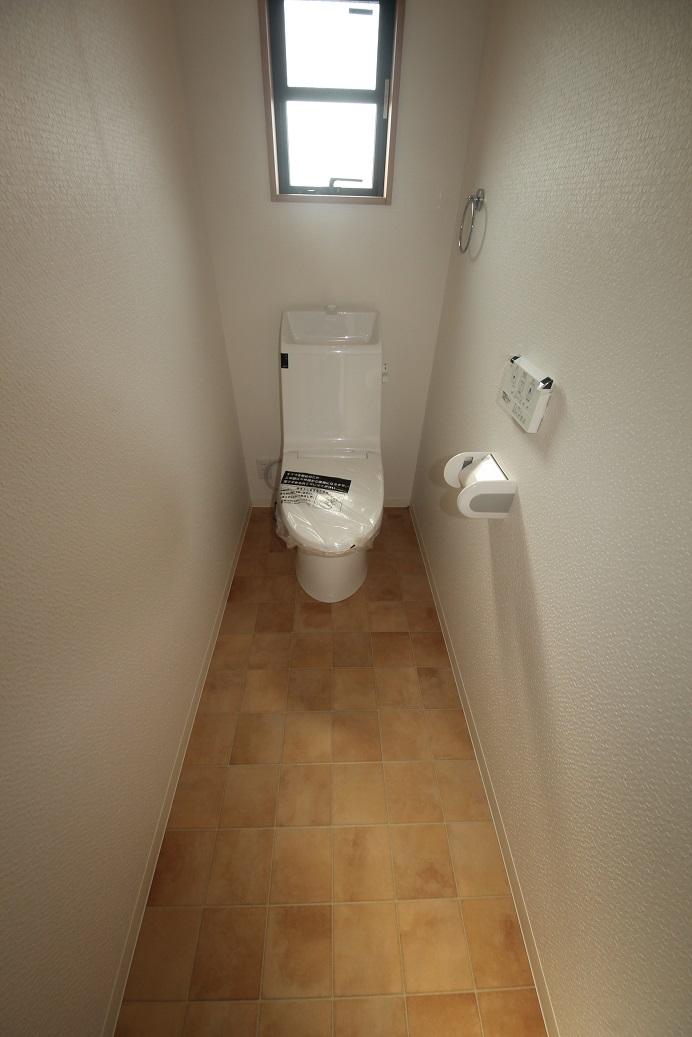 Toilet. 1F