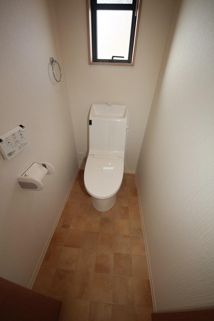 Toilet. 2F