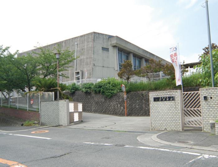 Junior high school. Ichioka until junior high school 730m