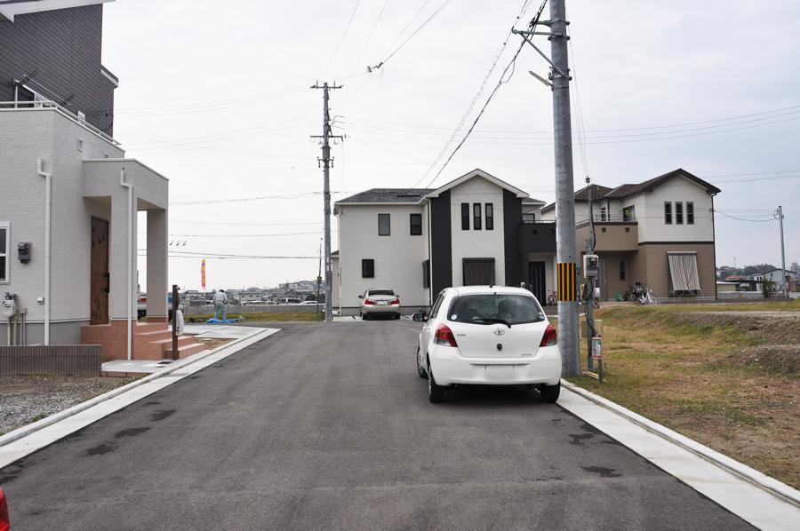 Local photos, including front road. Approach path of the vehicle has only one place, Back will prevent the passage of the car because it has become a cul-de-sac. Excellent safety. (Shooting at local / 2013 November shooting)