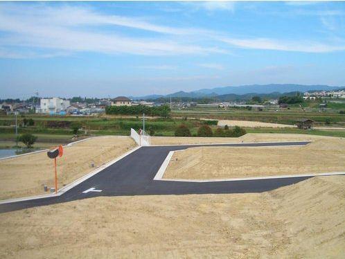Front road and spacious 8m, Children also can play niece full in front of the house.