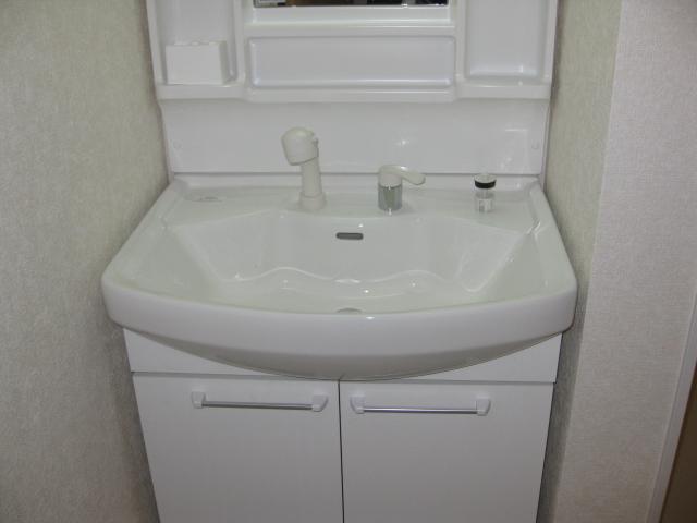 Wash basin, toilet. ☆ Wash basin ☆