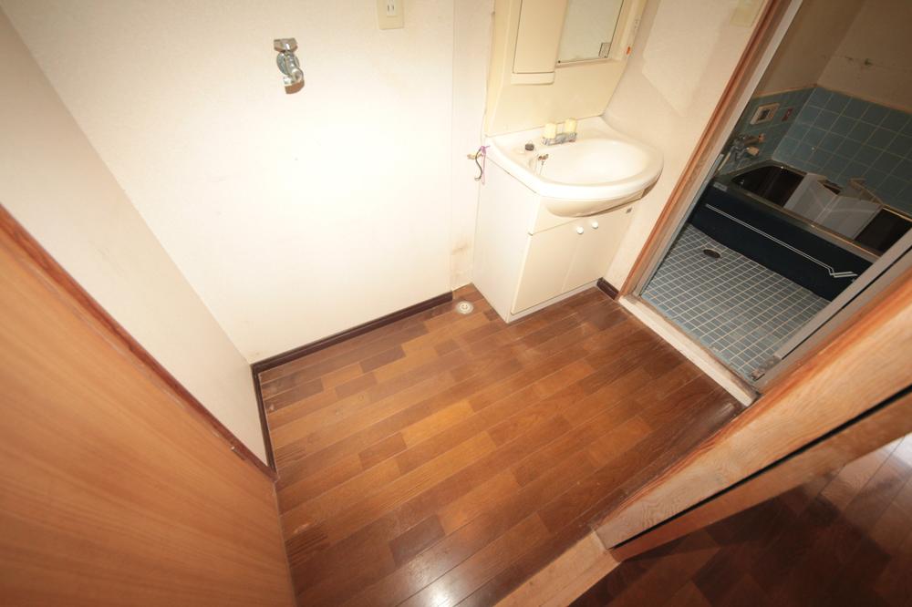 Wash basin, toilet. 7