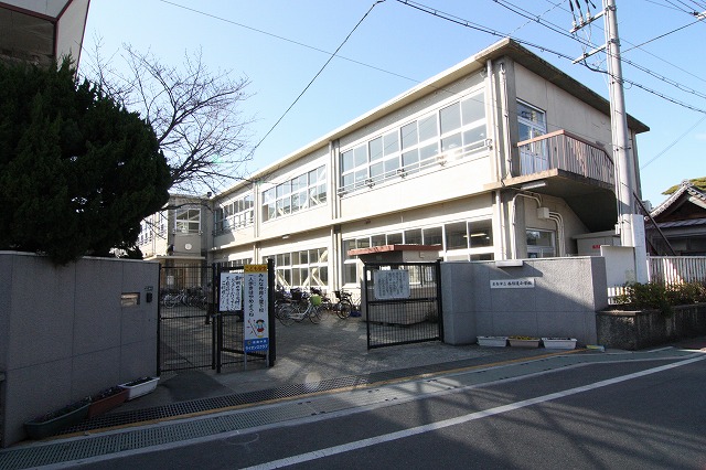 Primary school. 700m walk 9 minutes west Cinda elementary school