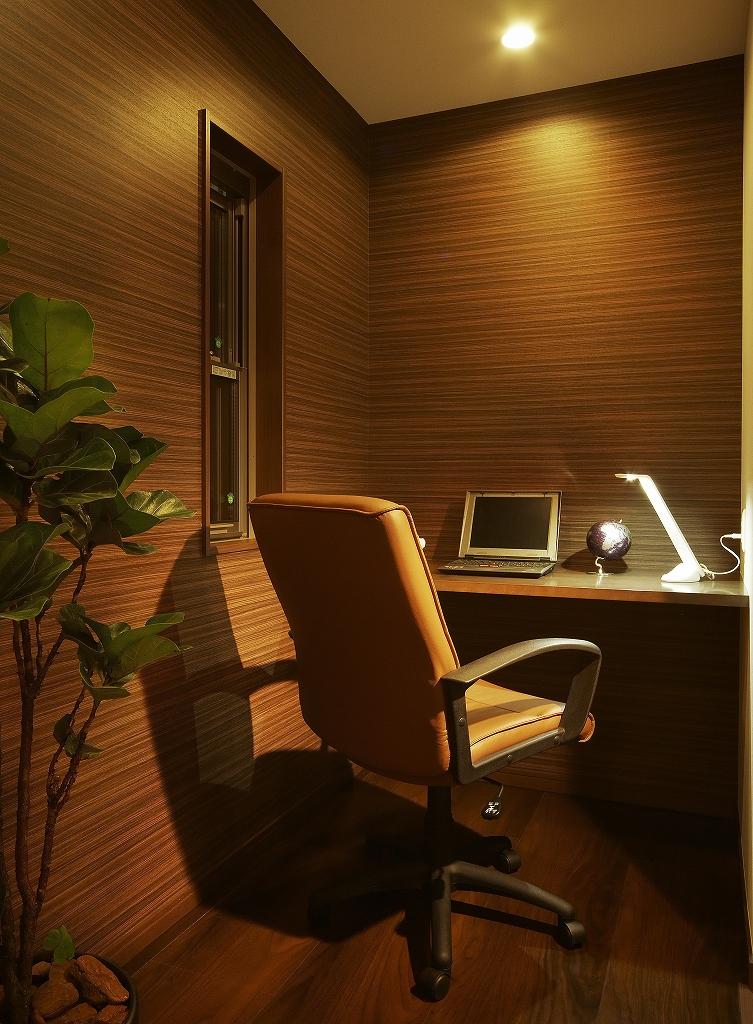 exhibition hall / Showroom. While the value communication with family, After all, you want your own space. Calm unified study in color dad also very happy (Gallery House)
