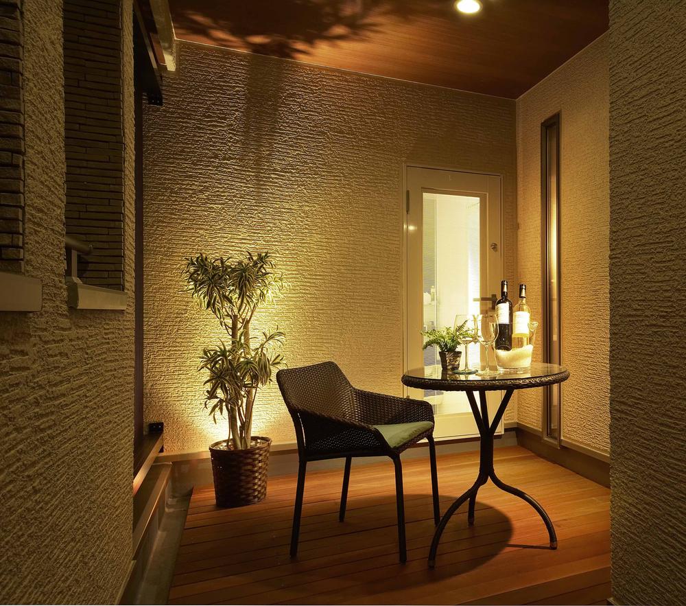 exhibition hall / Showroom. Here if Enlightenment with a cup of after bath. Set the table and chairs in the bus coat, which is direct from the bathroom. A little color to everyday life also plus (Gallery House)