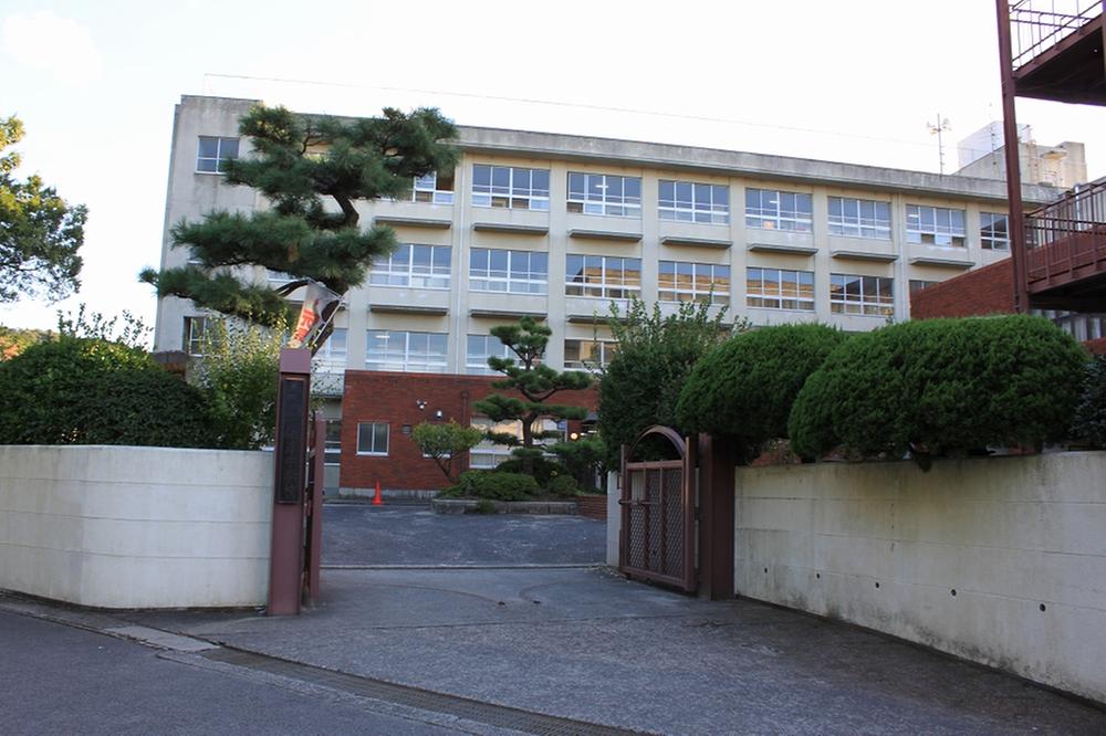 Junior high school. In one minute of Cinda junior high school a short walk from the 80m local to Cinda junior high school, We want ambitious efforts to "learning, There is no place where you can quietly concentrate at home. To reflect the voice of the children to say ", It is also carried out, such as after-school learning Association