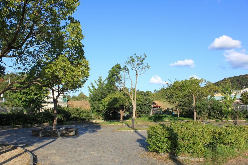 park. The 720m walk 9 minutes Tawarachi park also features a spacious ground, Spread lush Tawarachi park. Stroll along with the children, Likely also active as a body making places such as jogging