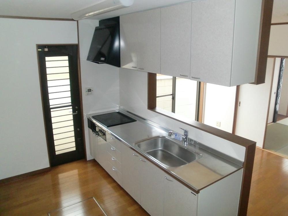 Kitchen. System kitchen with water purifier