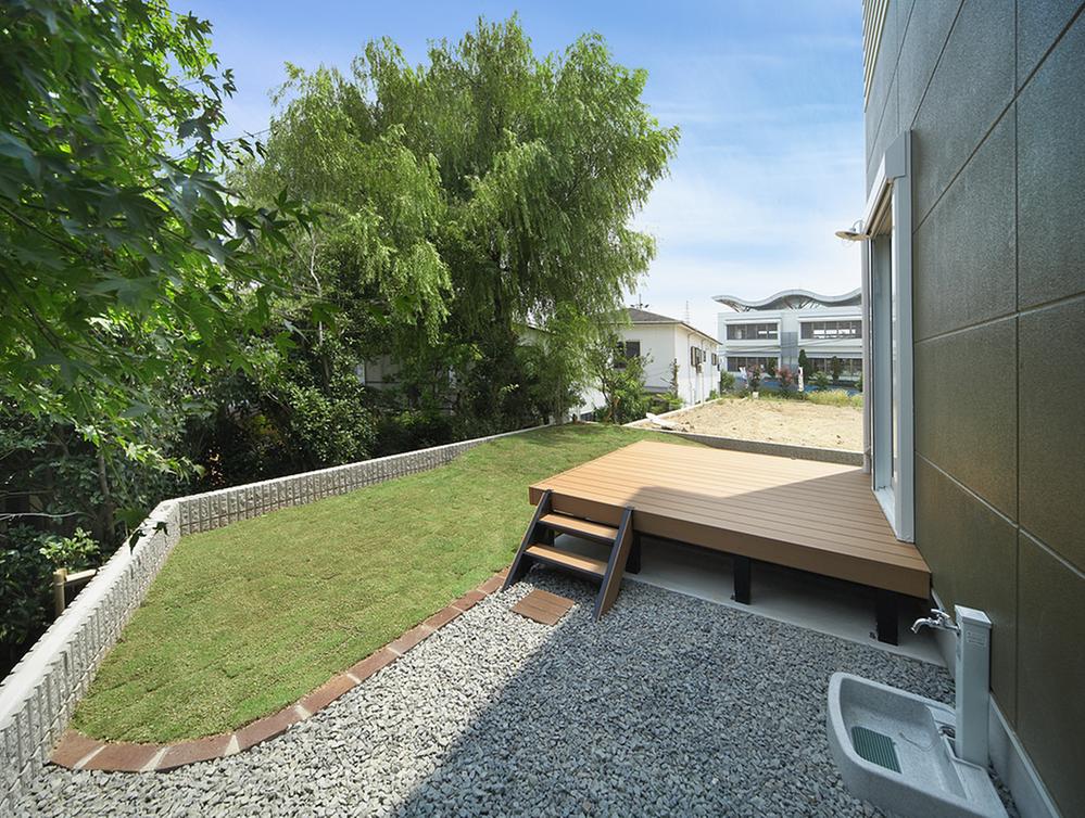 Model house photo. In the wood deck that follows from LDK, You can enjoy in a free use or use in or terrace BBQ. Very convenient but also with dog shower! (Model house)