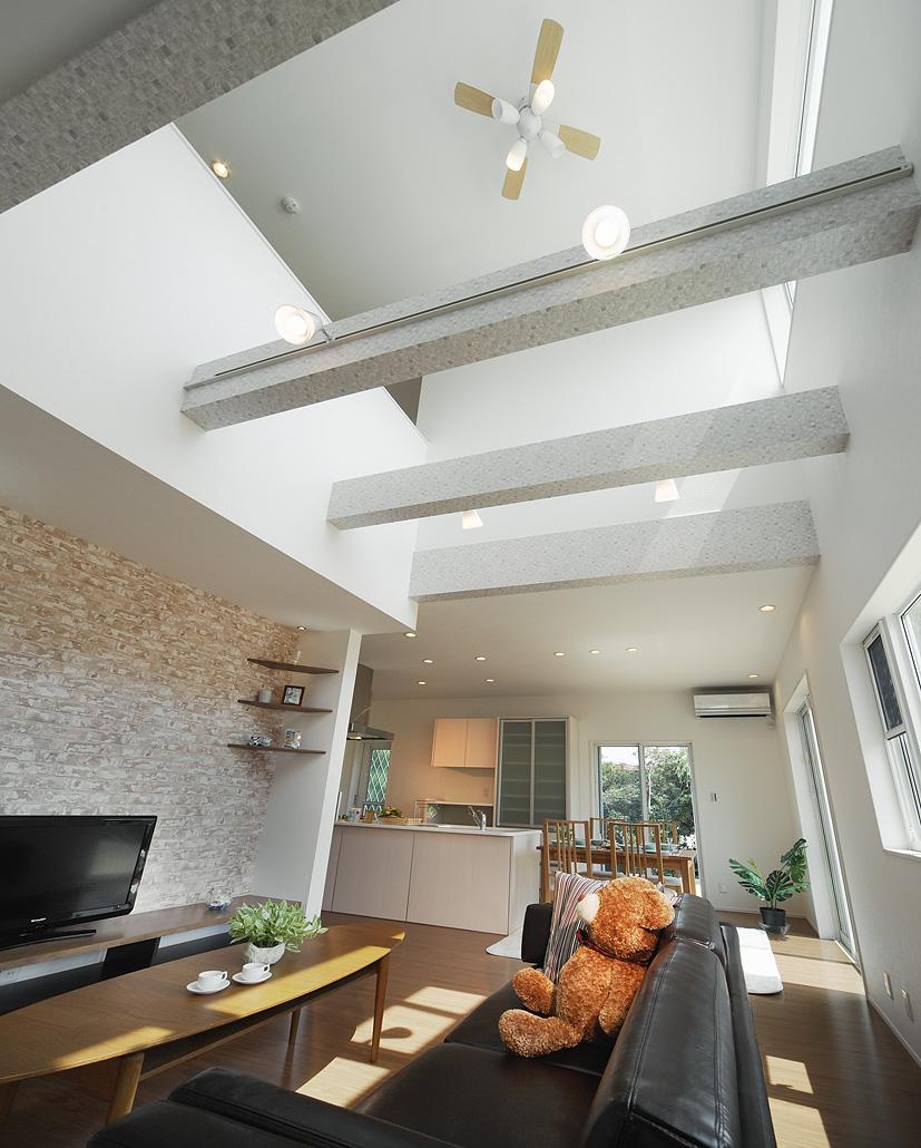 Model house photo. LDK is, It consists of a large atrium and the four sides of the window to open space designed by the light is plugged. Such as a display shelf in the TV stand, Also stuck in the storage surface. (Model house)
