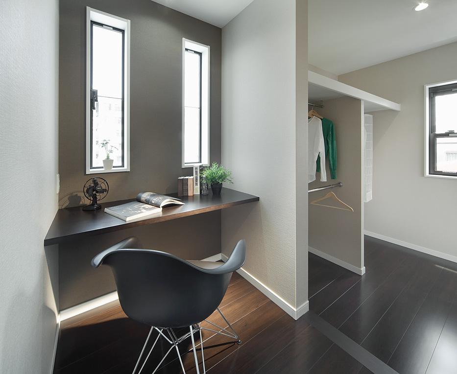 Model house photo. The master bedroom is, It has established a study for dad! Produce a healing space calm chic dark brown flooring. Since Wo Quinn closet also, Clothes can also be plenty of storage. (Model house)