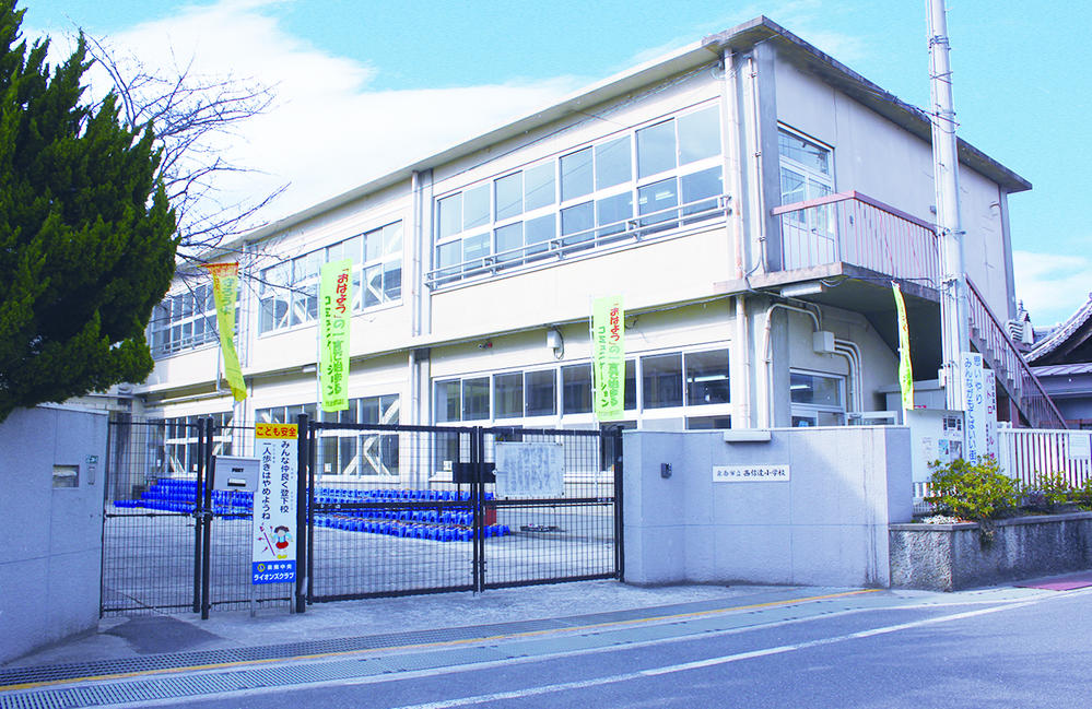 Primary school. 540m to the west Cinda elementary school