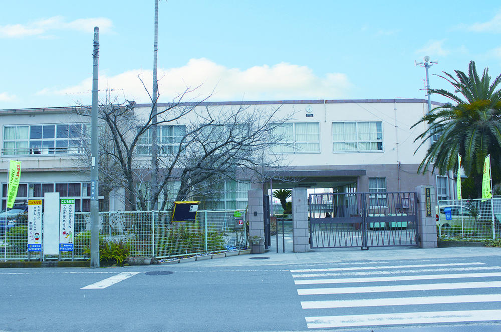 Junior high school. 380m to the west Cinda junior high school