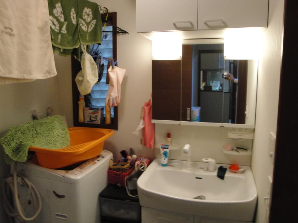 Wash basin, toilet. Indoor (11 May 2013) Shooting