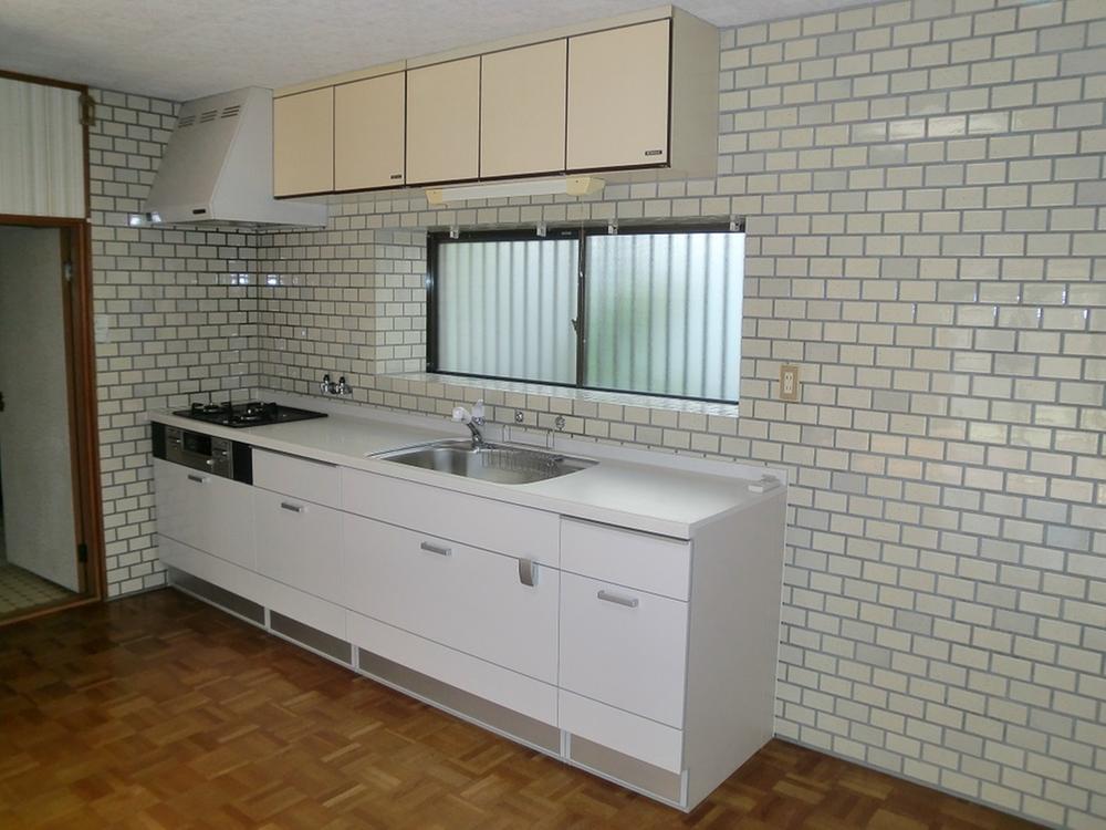 Kitchen. System kitchen replaced.