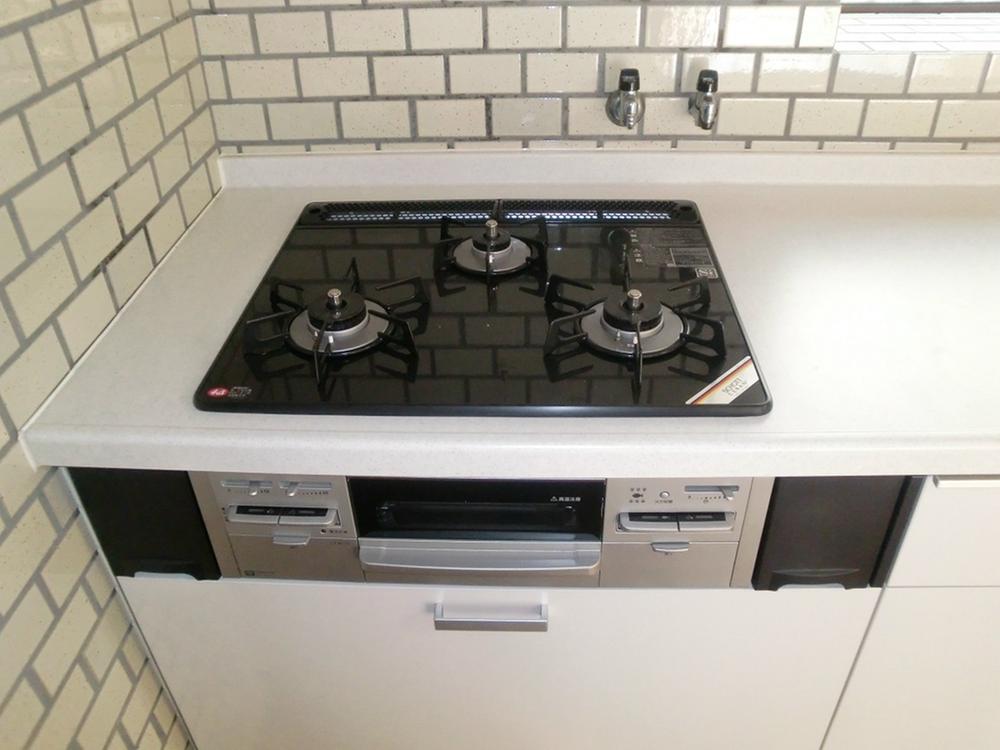Kitchen. Convenient 3-burner stove