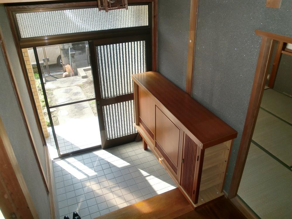 Entrance. Pre-screen door installed in the door part