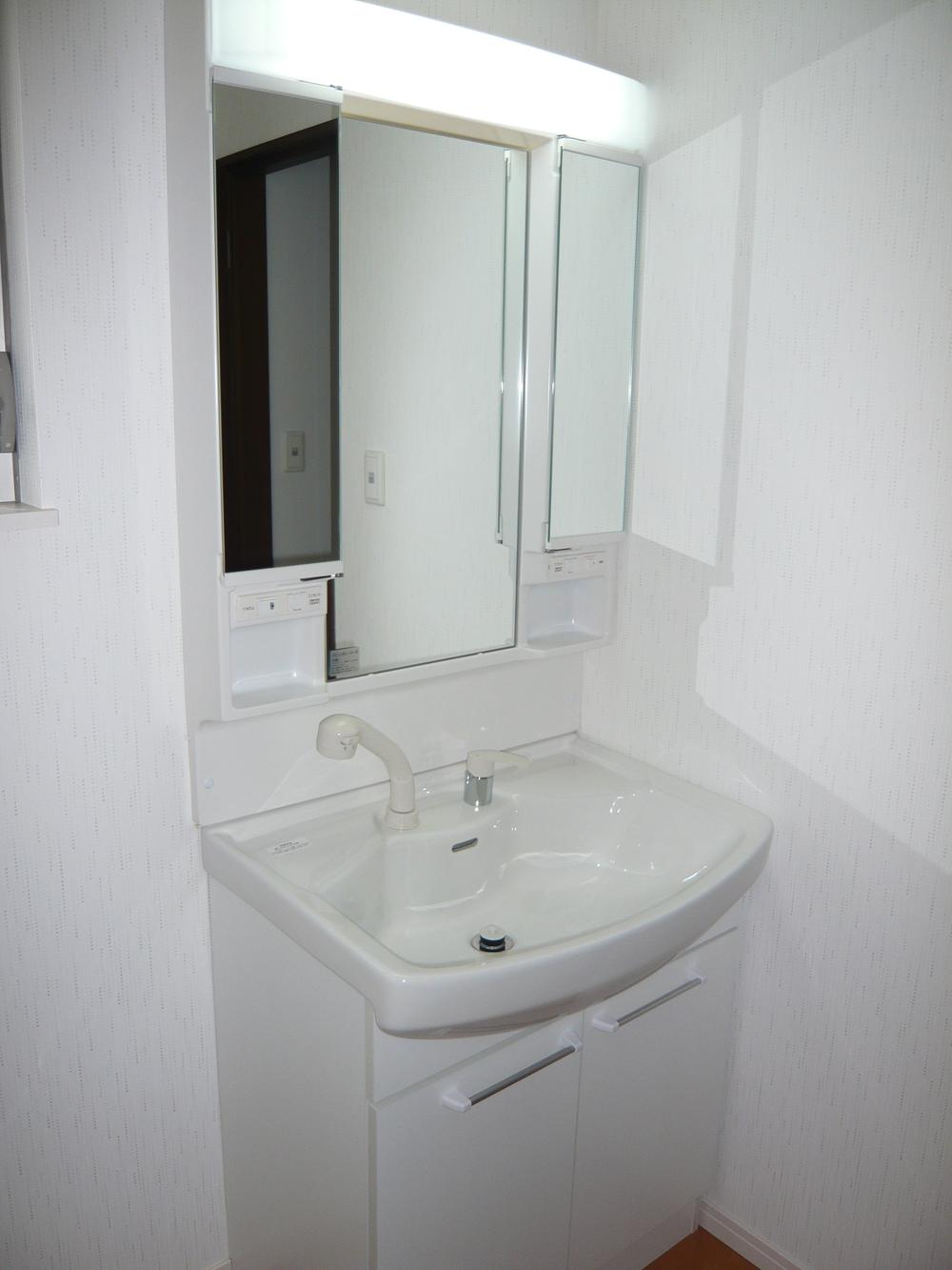 Wash basin, toilet. ☆ Three-sided mirror washbasin ☆