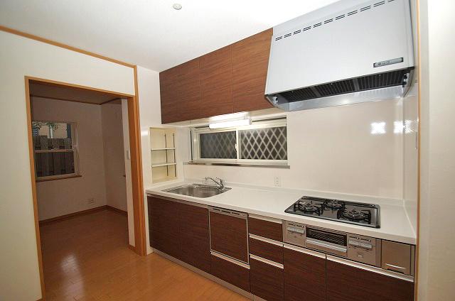 Kitchen. Cross re-covered settled