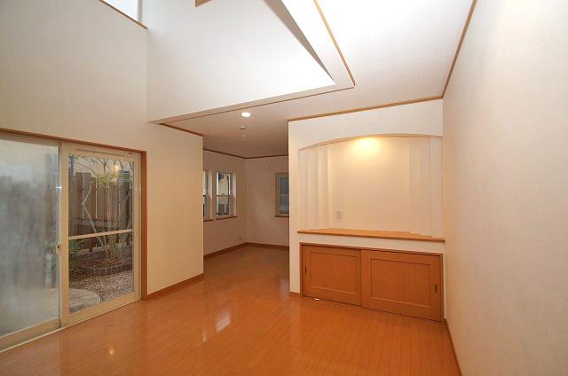 Living. Open-minded living with atrium