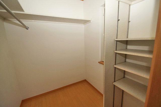 Receipt. Walk-in closet inside