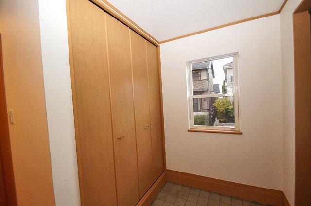 Entrance. Entrance storage