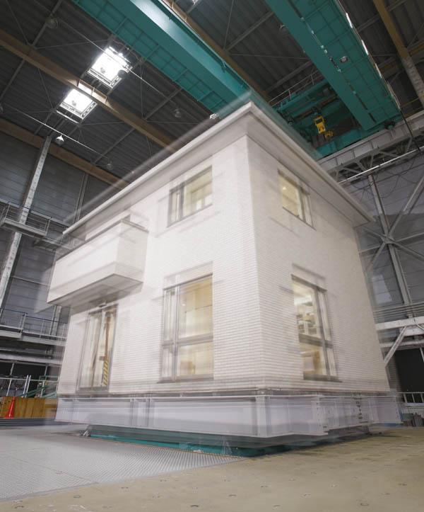 Construction ・ Construction method ・ specification. Even if the full-scale experiment, Damage was not nearly !!