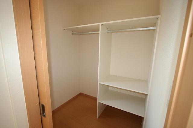 Receipt. Walk-in closet inside