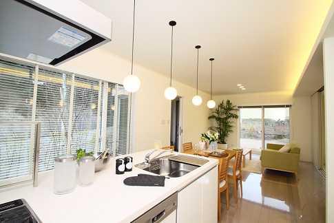 Model house photo. LDK face-to-face kitchen. While a face-to-face can have in the kitchen can be a family and conversation, At hand it is okay to not panic at the time of the steep visitor since hide. Bright LDK remembering the connection takes a large opening towards the main garden.