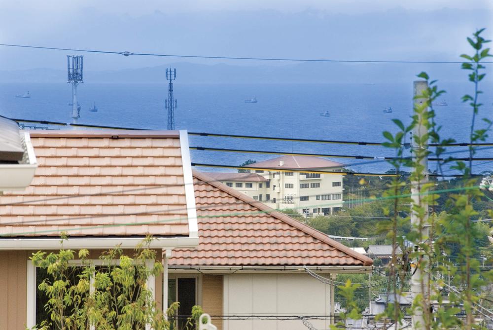 Opened towards the sea the rich vista, From Osaka Bay Rokko mountain range, Overlook to Awaji Island.